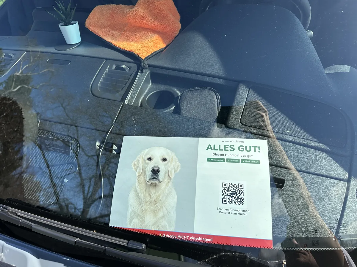 'Alles gut' Sticker an der Heckscheibe von außen