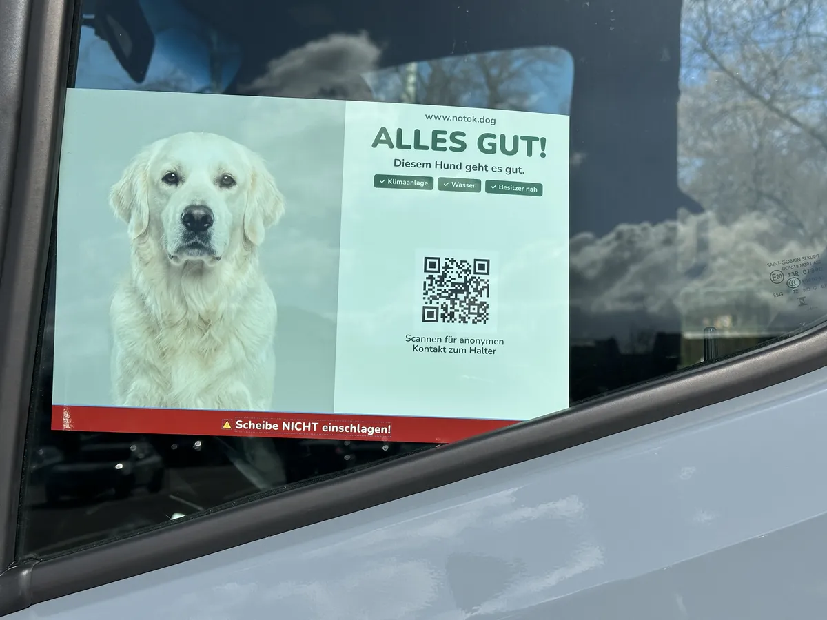 'Alles gut' Sticker mit Hundefoto und QR-Code am Schiebefenster
